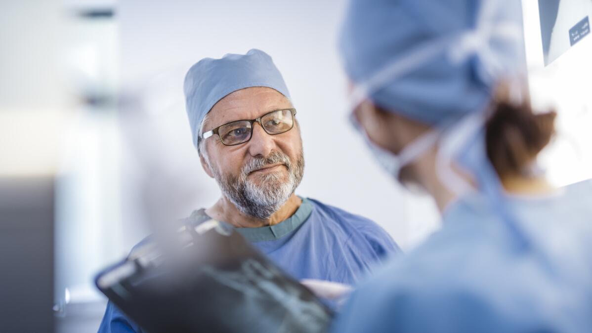 male surgeon speaking to female surgeon