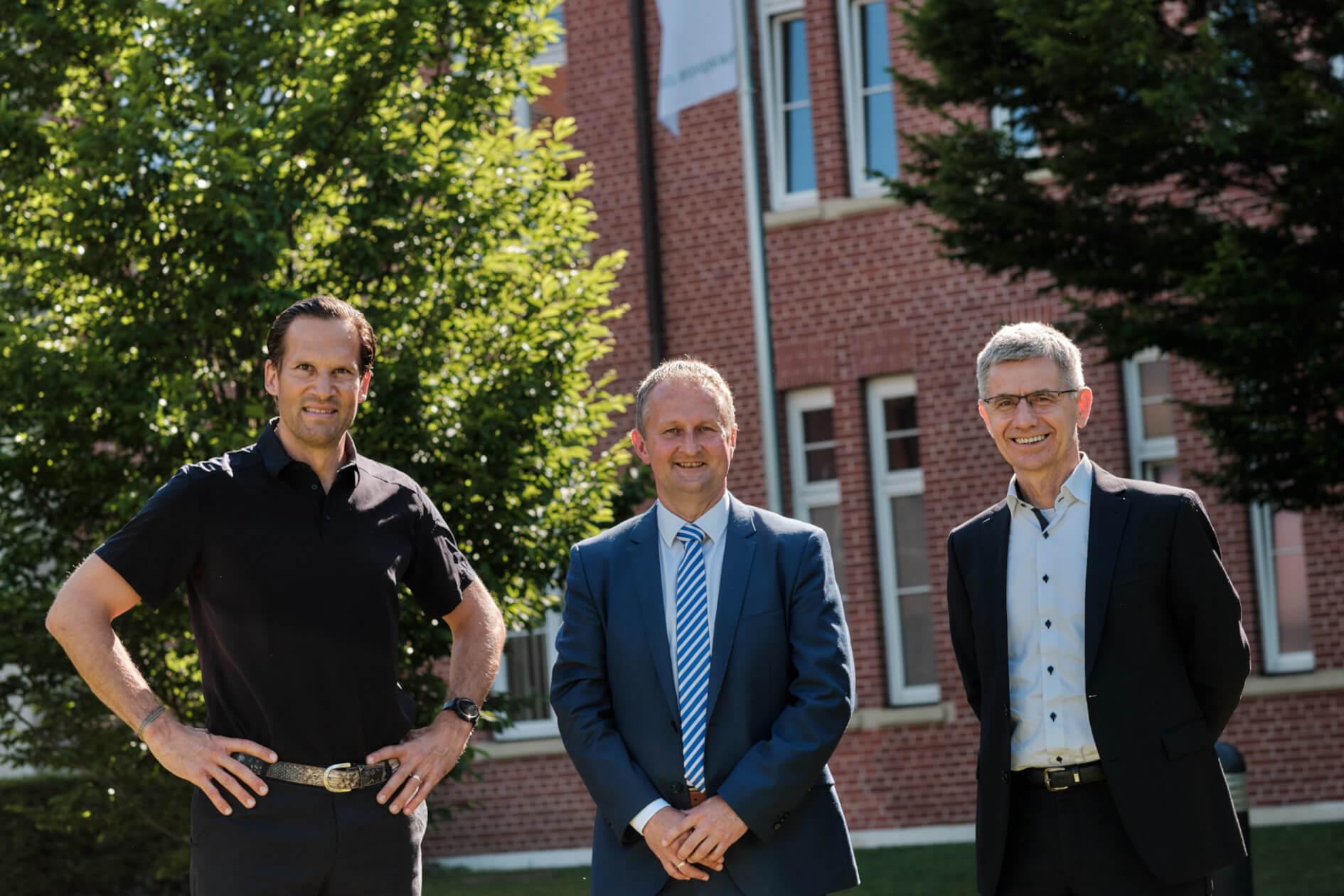 Asklepios und Johnson & Johnson Medical Devices (von links nach rechts): Herr Prof. Dr. med. Christoph U. Herborn; Herr Frank Kötgen; Herr Reinhard Wiedemann