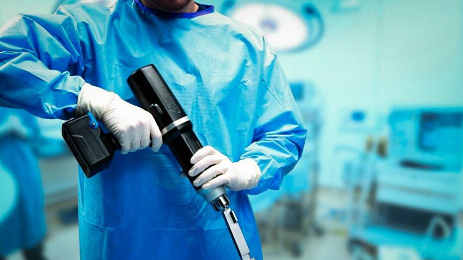 Surgeon using the KINCISETM System during surgery