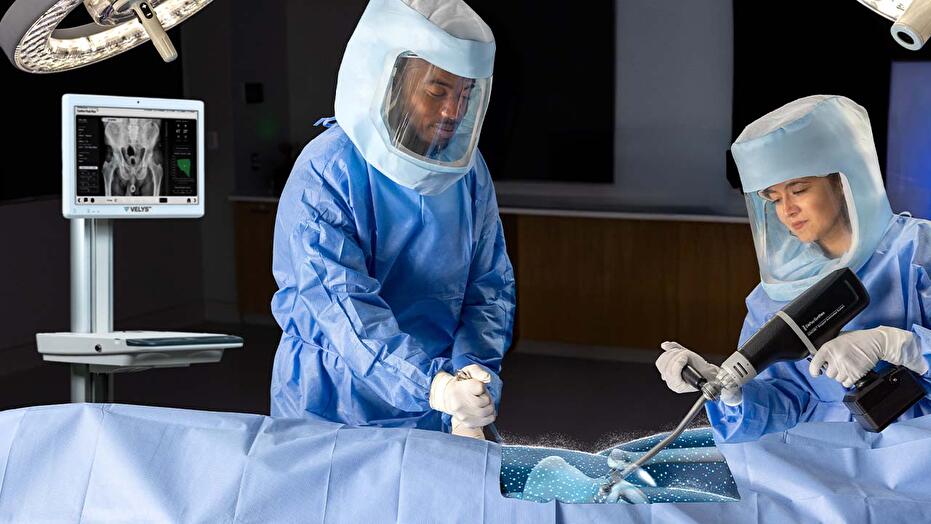 KINCISE 2 being used in the operating room by orthopaedic surgeons for hip replacement.
